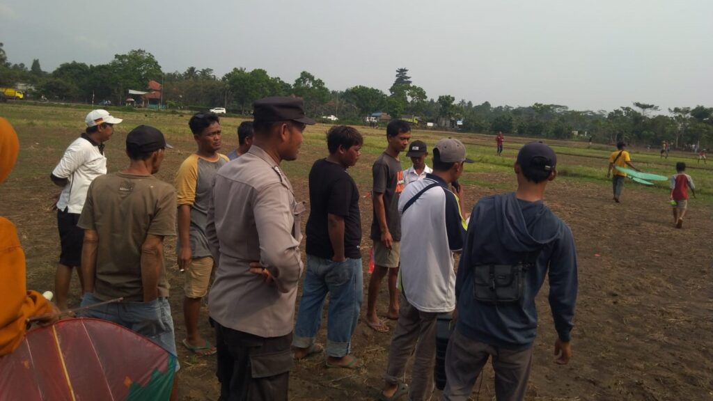 Polsek Carita Amankan Lomba Layang-Layang di Lapangan Kampung Kadongdong 7 WhatsApp Image 2023 11 14 at 19.07.23
