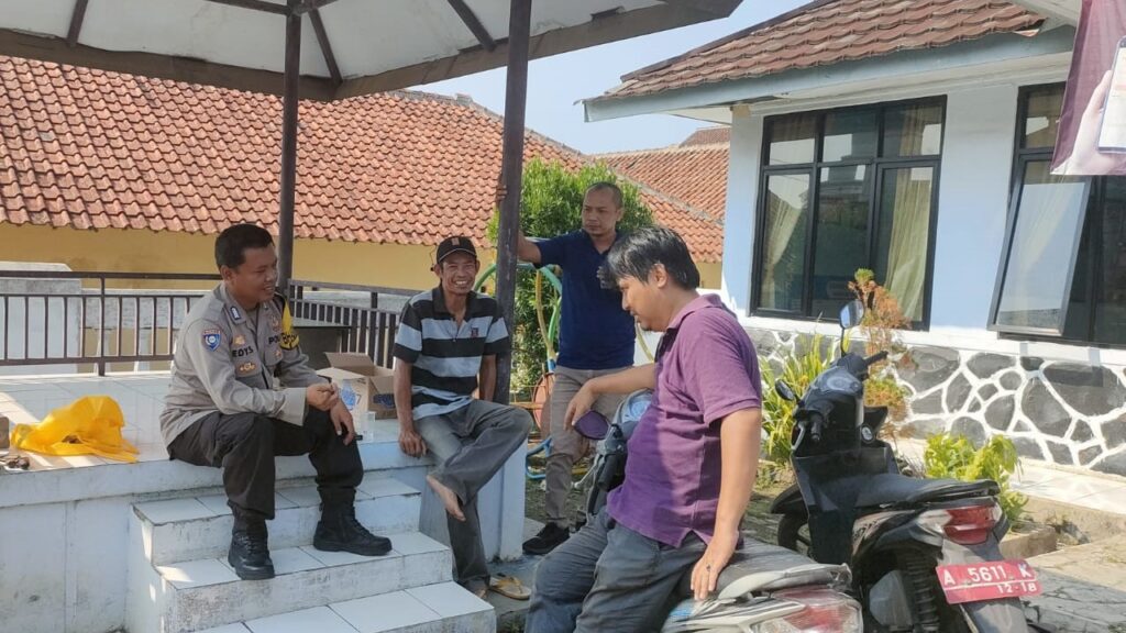 Bhabinkamtibmas Polsek Pandeglang Giat Sambang dan Koordinasi di Kelurahan Sukaratu 10 WhatsApp Image 2023 11 14 at 19.50.51