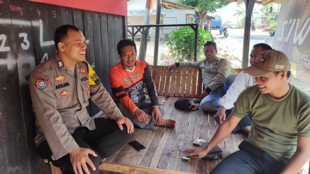 Polsek Cibaliung Tingkatkan Kedekatan dengan Masyarakat melalui Door to Door System 6 WhatsApp Image 2023 11 15 at 10.50.36