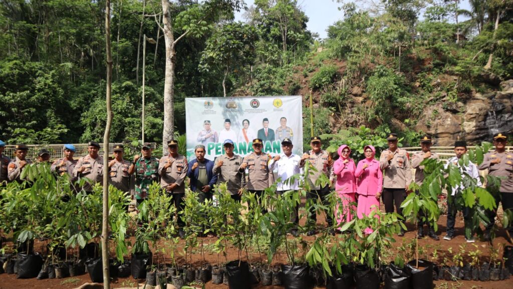 Polres Pandeglang Lakukan Penanaman Sepuluh Juta Pohon Serentak di Curug Goong 8 WhatsApp Image 2023 11 15 at 11.19.40