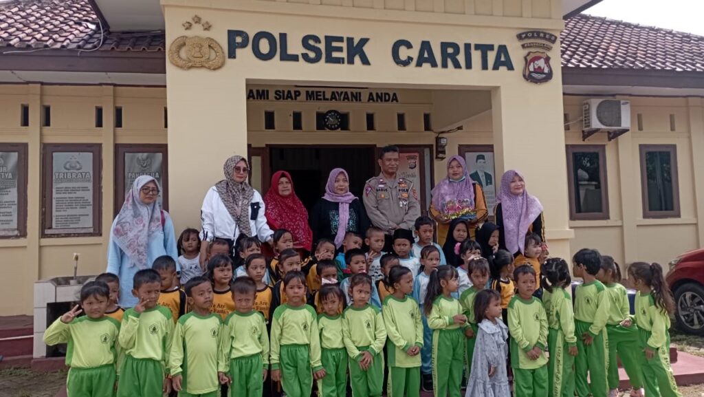 Polisi Sahabat Anak: Kanit Lantas Polsek Carita Ajarkan Aturan Berlalu Lintas kepada Murid TK 7 WhatsApp Image 2023 11 15 at 12.17.29