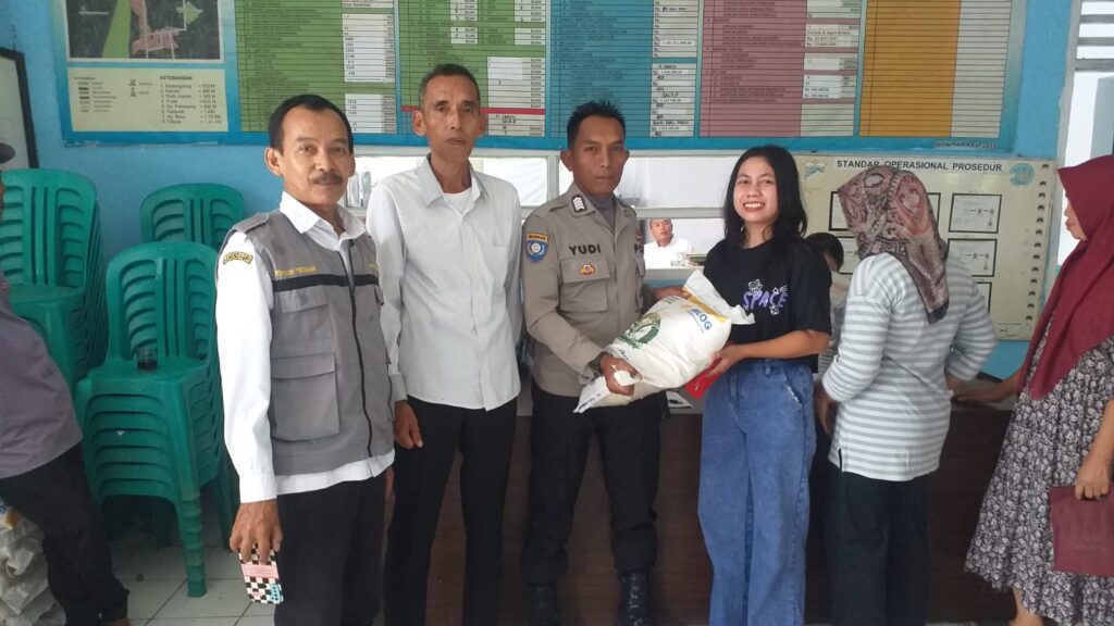 Polsek Carita Amankan Penyaluran Bantuan Sosial untuk Masyarakat 5 WhatsApp Image 2023 11 15 at 12.20.42
