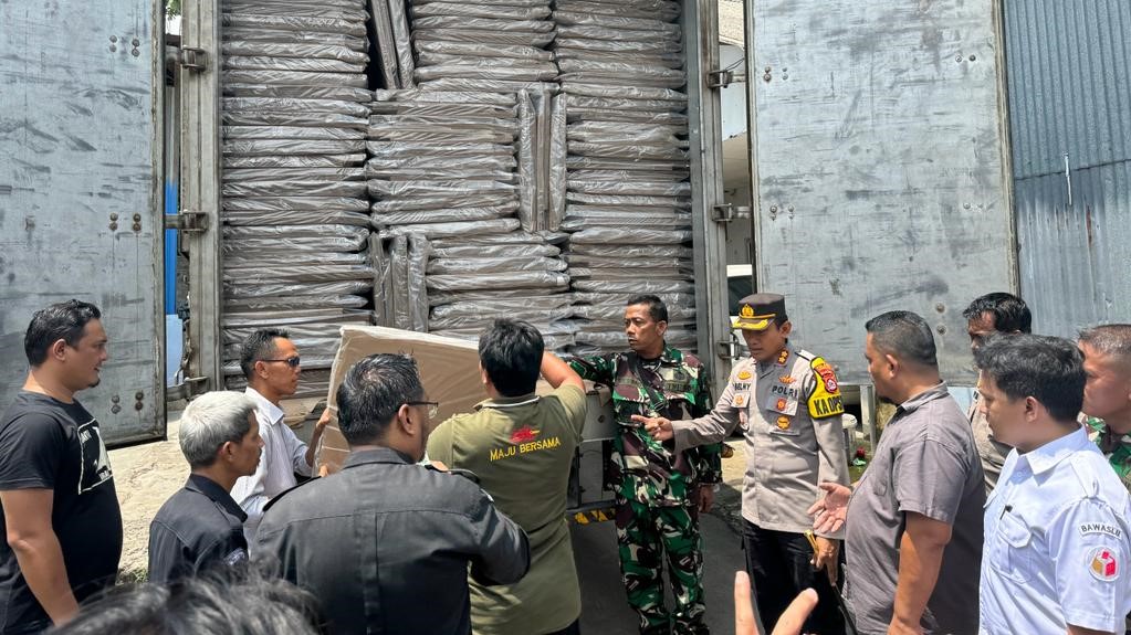 Kapolres Pandeglang Pantau Pendistribusian Tahap Pertama Logistik Pemilu 2024 10 WhatsApp Image 2023 11 15 at 12.33.02