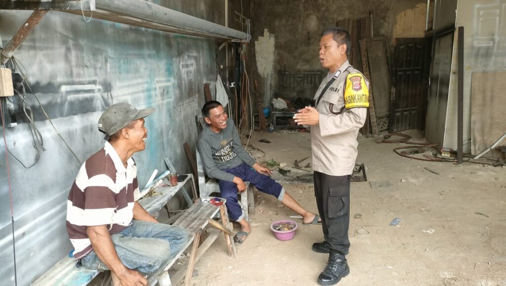 Bhabinkamtibmas Polsek Pandeglang Jalin Kedekatan dengan Warga Binaan di Kp. Maja Tengah 4 WhatsApp Image 2023 11 15 at 19.39.51