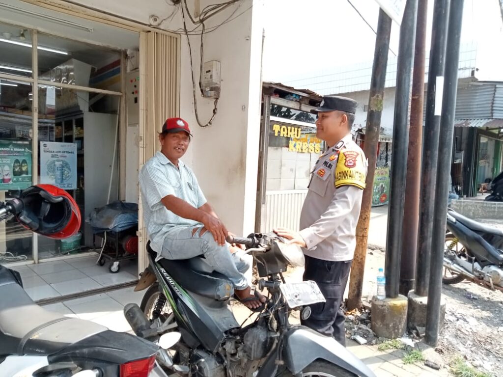 Bhabinkamtibmas Polsek Cikedal Sosialisasikan Keselamatan Berlalu Lintas kepada Tukang Ojek 10 WhatsApp Image 2023 11 16 at 11.26.30