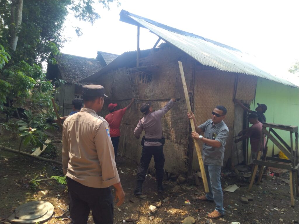 Kapolsek Carita Bedah Rumah Ibu Sumaenah yang Tak Layak Huni 3 WhatsApp Image 2023 11 16 at 12.53.43