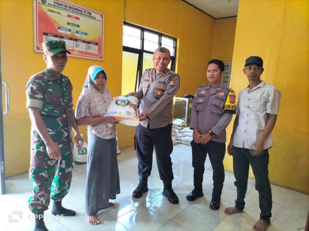 Kapolsek Pagelaran Pantau Penyaluran Bantuan Pangan Beras Tahap VI 4 WhatsApp Image 2023 11 16 at 12.55.51