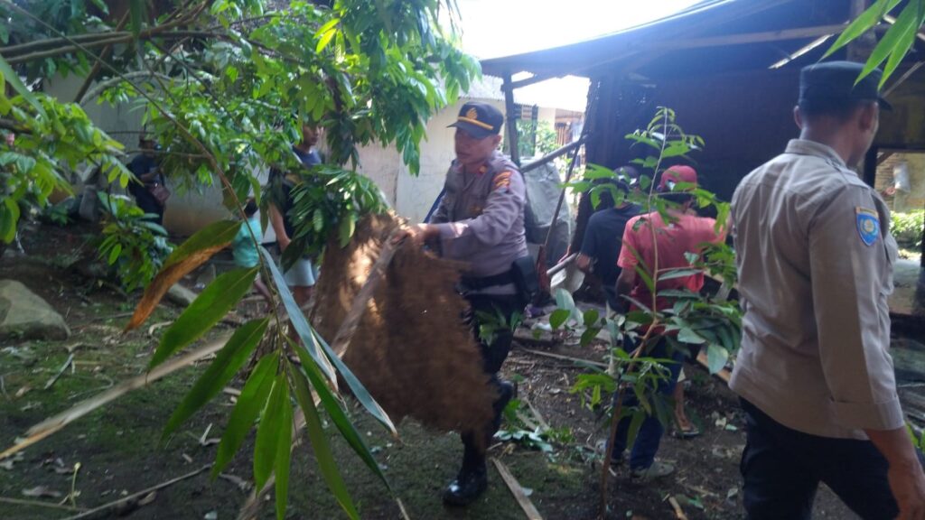 Kapolsek Carita dan Anggota Polsek Salurkan Bantuan Bedah Rumah untuk Warga Kurang Mampu 10 WhatsApp Image 2023 11 16 at 13.50.39