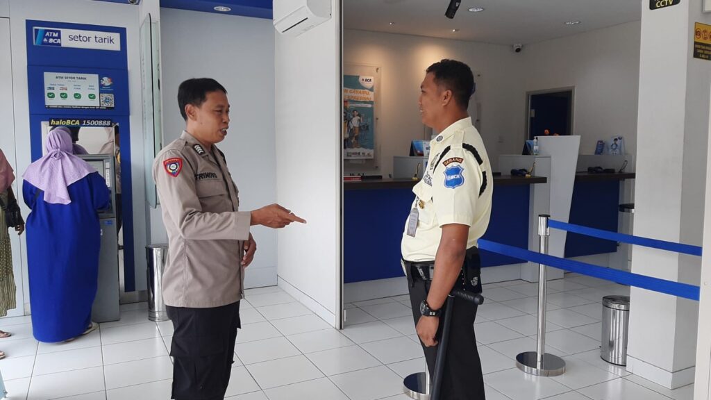 Bhabinkamtibmas Polsek Pandeglang Berikan Himbauan kepada Petugas Keamanan Bank BCA 7 WhatsApp Image 2023 11 16 at 18.32.08