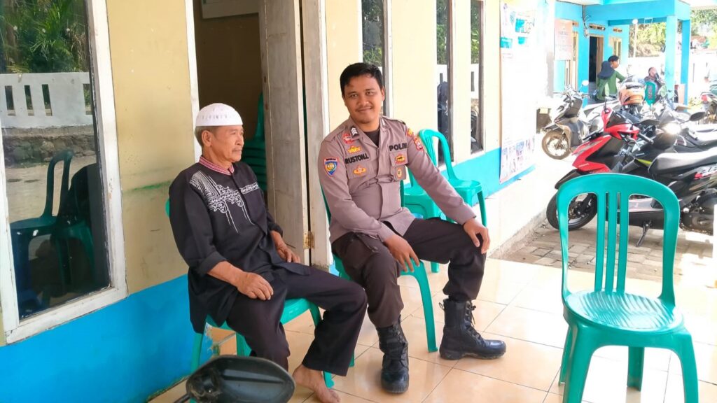 Bhabinkamtibmas Polsek Angsana Sambangi Warga Ajak Bijak dalam Bermedsos 5 WhatsApp Image 2023 11 16 at 19.01.13