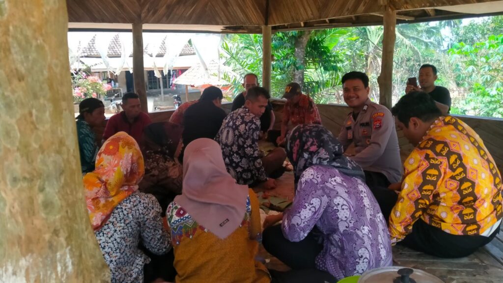 Bhabinkamtibmas Polsek Angsana Laksanakan Sambang Dan Berikan Pesan Kamtibmas 4 WhatsApp Image 2023 11 16 at 19.05.29