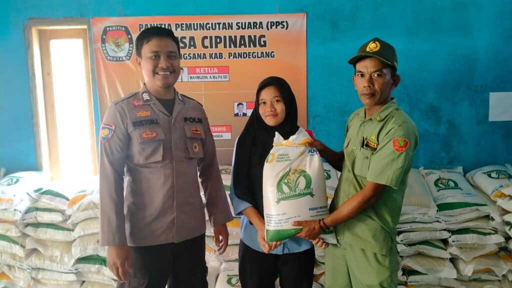Bhabinkamtibmas Polsek Angsana Dampingi Pendistribusian Bantuan Pangan Dari Kemensos 1 WhatsApp Image 2023 11 16 at 19.12.32
