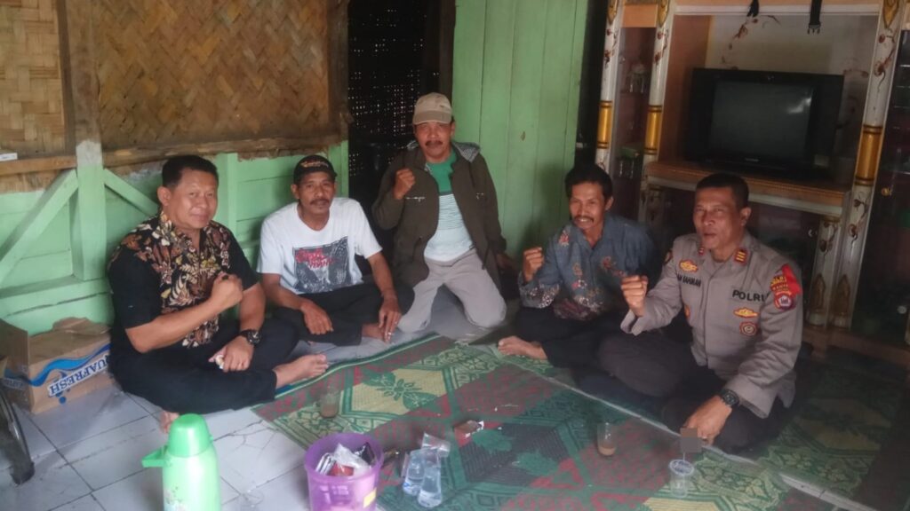 Dekatkan Diri Dengan Masyarakat, Kapolsek Angsana Sambangi Warga Kp. Ciawi Ds. Cipinang 6 WhatsApp Image 2023 11 17 at 08.43.57