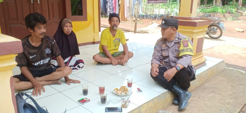 Bhabinkamtibmas Polsek Pandeglang Ajak Warga Bergerak Bersama dalam Menjaga Kamtibmas dan Mengantisipasi Bencana Alam 8 WhatsApp Image 2023 11 17 at 08.48.35