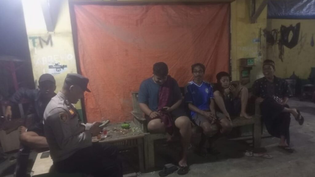 Polsek Bojong Gelar Patroli Malam Jumat-Sabtu untuk Ciptakan Kamtibmas Aman 9 WhatsApp Image 2023 11 18 at 08.47.44