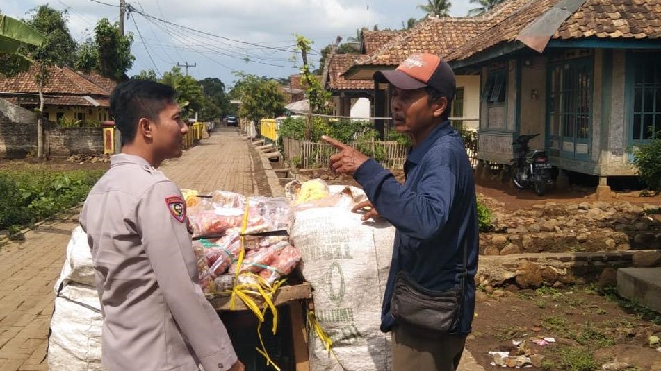 Polsek Cikedal Ingatkan Pedagang Kerupuk Keliling untuk Waspada 6 WhatsApp Image 2023 11 18 at 10.38.11