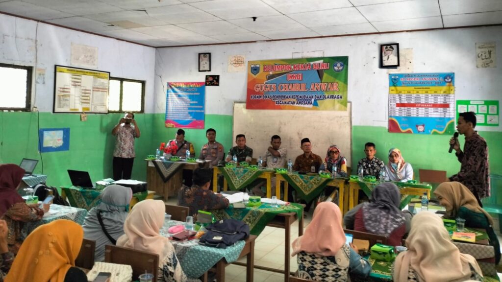 Hadiri Kegiatan Kelompok Kerja Guru, Bhabinkamtibmas Polsek Angsana Berikan Pesan Kamtibmas 3 WhatsApp Image 2023 11 18 at 14.01.30