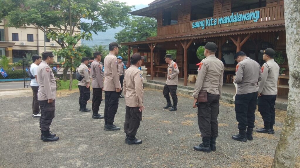 Wujudkan Situasi Damai, Personel Polres Pandeglang Amankan Kampanye Terbuka 6 WhatsApp Image 2023 12 08 at 13.50.57