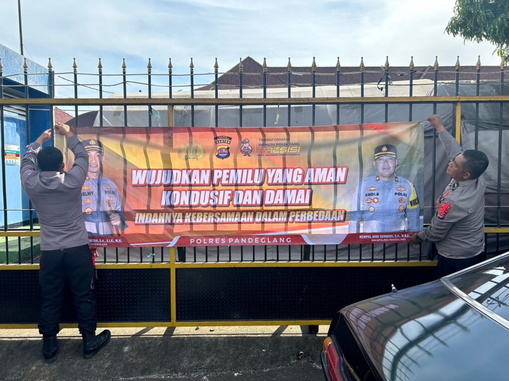 Polres Pandeglang Sosialisasikan Pemilu Damai melalui Pemasangan Spanduk Kamtibmas di Tempat Wisata dan Pusat Keramaian 1 WhatsApp Image 2023 12 16 at 09.32.53