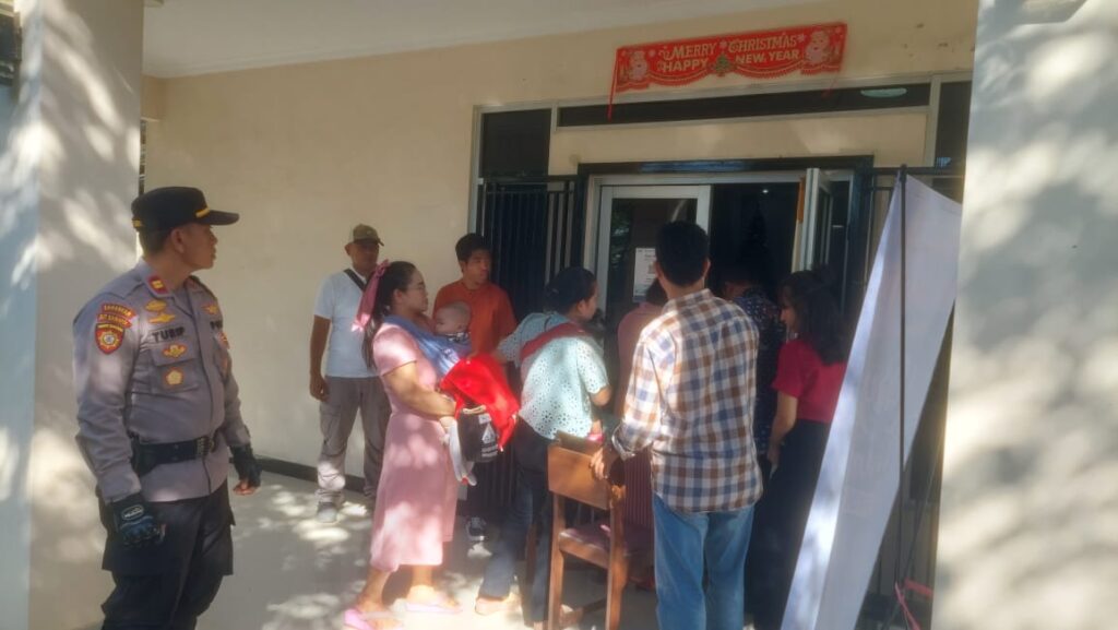 Polsek Carita Amankan Ibadah Rutin di Rumah Ibadah Pantekosta Rahmat 2 WhatsApp Image 2023 12 16 at 16.48.47