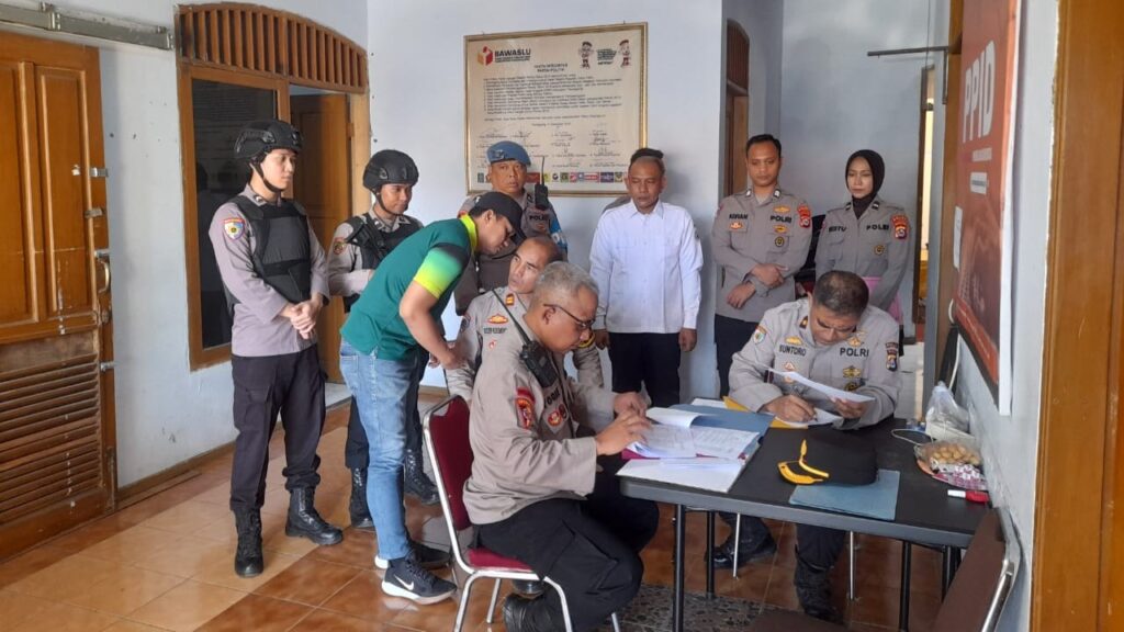 Itwasda Polda Banten Cek Kesiapan Pengamanan Pemilu di Kantor KPU, Bawaslu, dan Gudang Logistik KPU Kabupaten Pandeglang 2 WhatsApp Image 2023 12 21 at 11.05.13