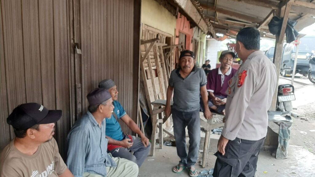 Kapolsek Bojong Jalin Kedekatan Dengan Masyarakat Melalui Sambang Dialogis 9 WhatsApp Image 2023 12 21 at 12.06.43
