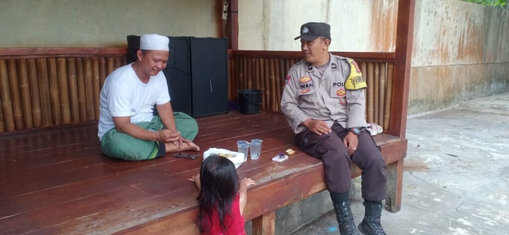 Bhabinkamtibmas Polsek Pandeglang Lakukan Sambang ke Tokoh Agama di Kampung Pakuhaji 7 WhatsApp Image 2023 12 21 at 12.15.16