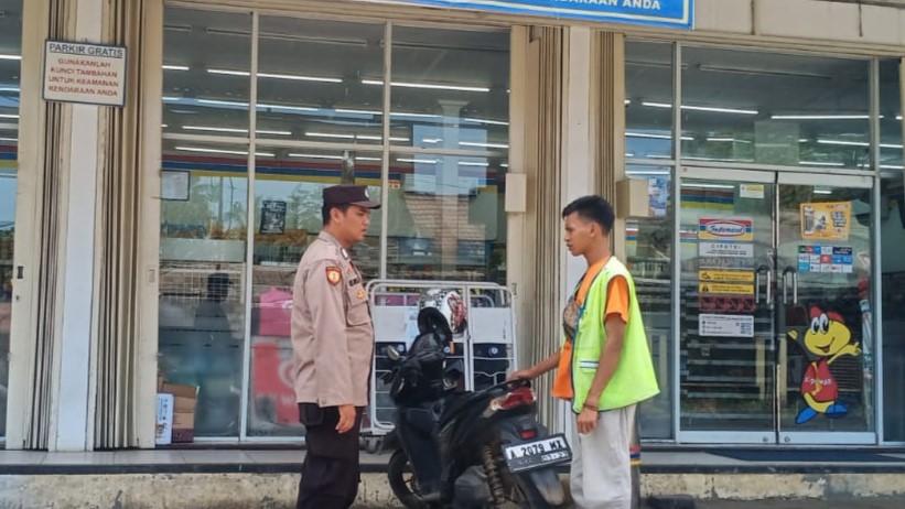 Polsek Menes Berikan Pemahaman dan Himbauan Kepada Tukang Parkir untuk Waspada Terhadap Curanmor 6 WhatsApp Image 2023 12 21 at 13.54.14