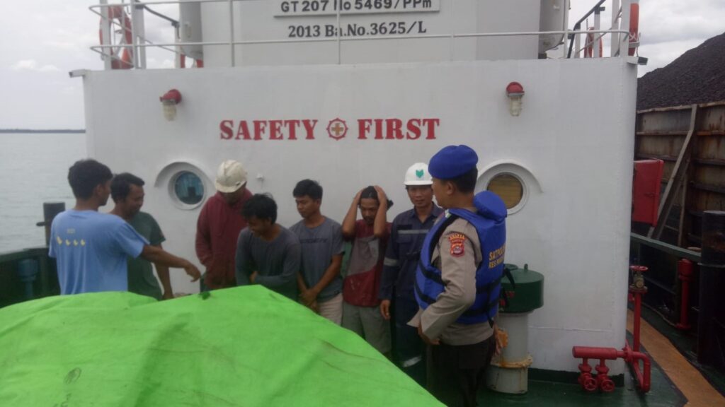 Sat Polair Polres Pandeglang Gelar Patroli di Perairan untuk Pengawasan Kapal dan Sosialisasi Protokol Kesehatan 10 WhatsApp Image 2023 12 22 at 16.56.03