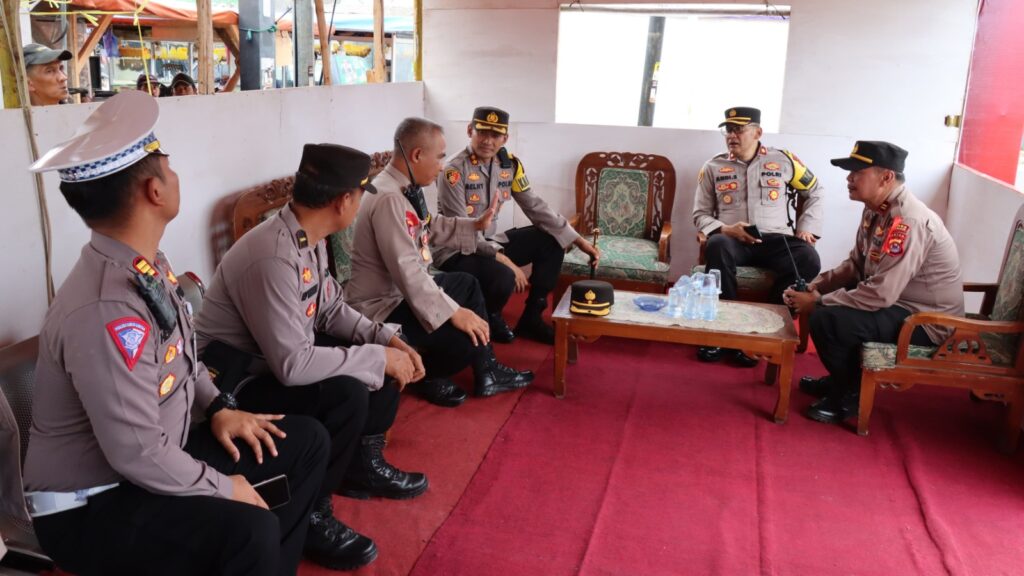 Kapolres Pandeglang Pastikan Kesiapan Pos Pengamanan dan Pos Terpadu Operasi Lilin Maung 2023 9 WhatsApp Image 2023 12 22 at 18.34.19