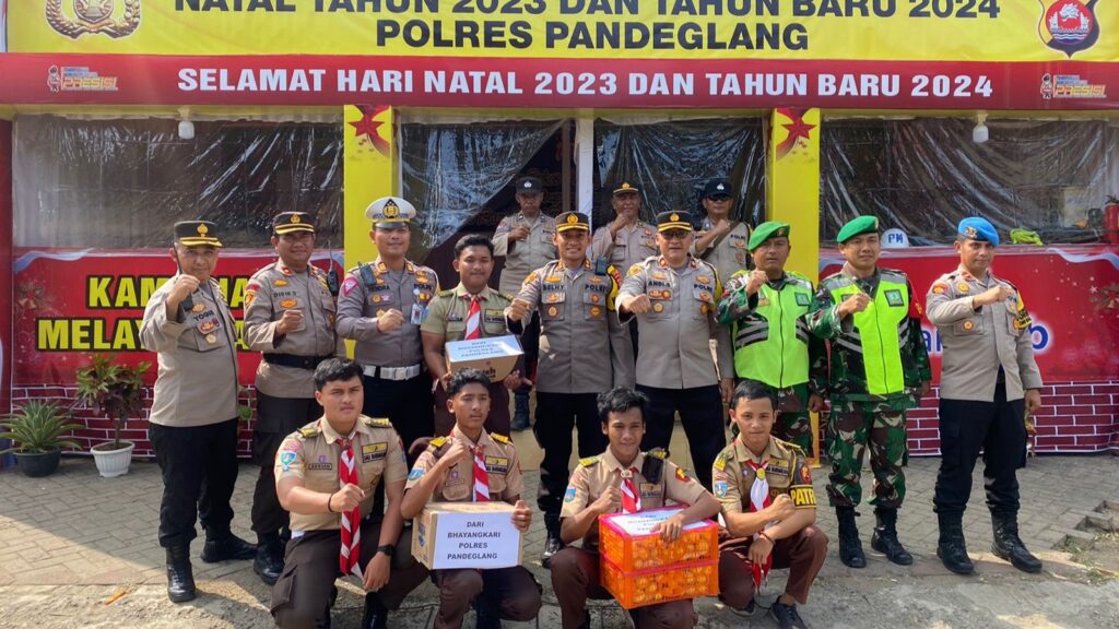 Kapolres Pandeglang Beri Bingkisan Kepada Personil di Pos Pengamanan Operasi Lilin Maung 2023 8 WhatsApp Image 2023 12 22 at 18.43.18