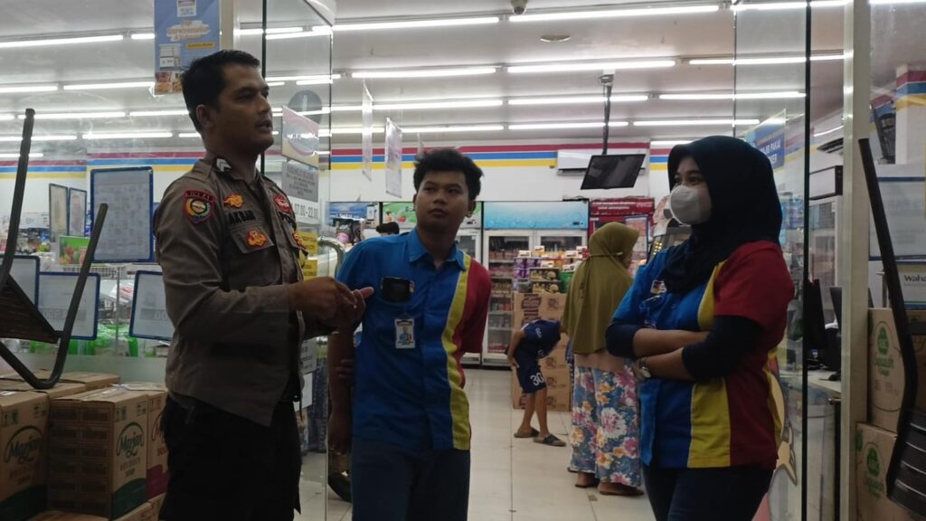 Bhabinkamtibmas Polsek Bojong, Wujudkan Sambang Dialogis dalam Operasi Lilin Maung 2023 4 WhatsApp Image 2023 12 23 at 05.18.18