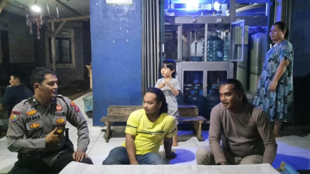 Door to Door System (DDS): Bhabinkamtibmas Polsek Bojong Tebar Pesona Peduli Kamtibmas di Lingkungan 3 WhatsApp Image 2023 12 23 at 05.18.19