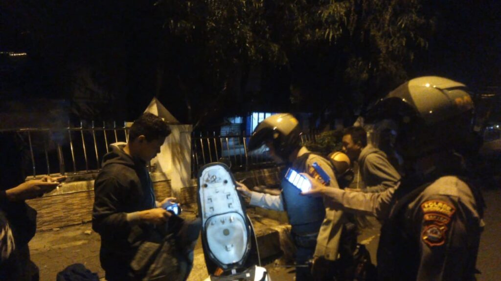 Satgas Preventif Operasi Lilin Maung 2023 Polres Pandeglang Tingkatkan Patroli di Alun-alun Pandeglang 6 WhatsApp Image 2023 12 23 at 07.09.56