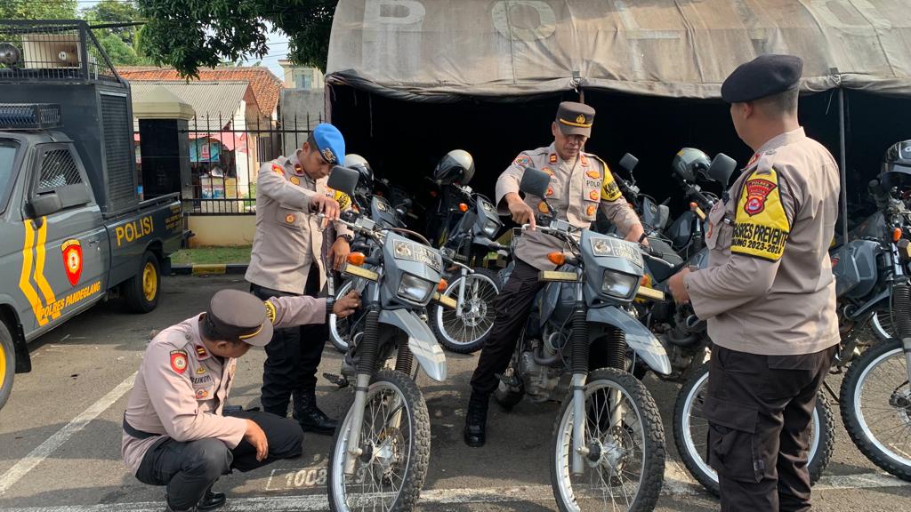 Pengecekan Kendaraan Operasional Polres Pandeglang Dalam Operasi Lilin 2023 2 WhatsApp Image 2023 12 23 at 09.18.00