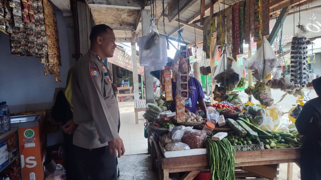 Bhabinkamtibmas Polsek Cibaliung Pastikan Keamanan dan Ketertiban di Pasar Tradisional menjelang Natal dan Tahun Baru 2024 1 WhatsApp Image 2023 12 24 at 12.07.30