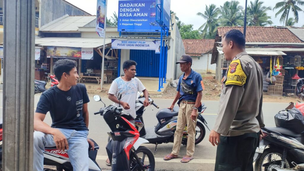 Polsek Cibaliung Gelar Patroli Dialogis dan Sambang Pangkalan Ojek dalam Operasi Lilin Maung 2023 2 WhatsApp Image 2023 12 24 at 12.12.09