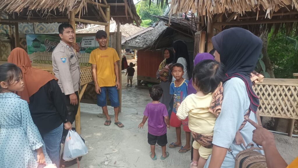 Polsek Cikedal Lakukan Patroli Mobile dan Sambang Door to Door untuk Menjaga Ketertiban dan Keamanan Dalam Operasi Lilin Maung 2023 3 WhatsApp Image 2023 12 24 at 12.19.38
