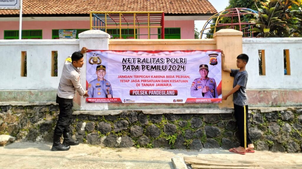 Bhabinkamtibmas Polsek Pandeglang Ajak Masyarakat Sukseskan Pemilu 2024 dan Jaga Persatuan 6 WhatsApp Image 2023 12 24 at 12.41.02