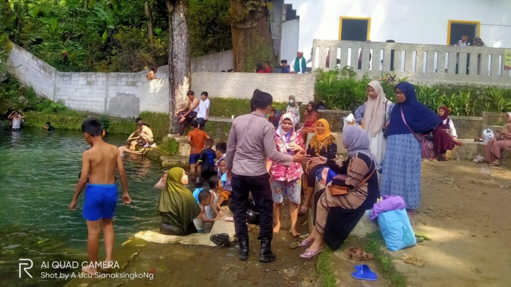 Bhabinkamtibmas Polsek Mandalawangi Ajak Wisatawan Terapkan Protokol Kesehatan dan Dukung Operasi Lilin Maung 2023 7 WhatsApp Image 2023 12 24 at 12.59.46