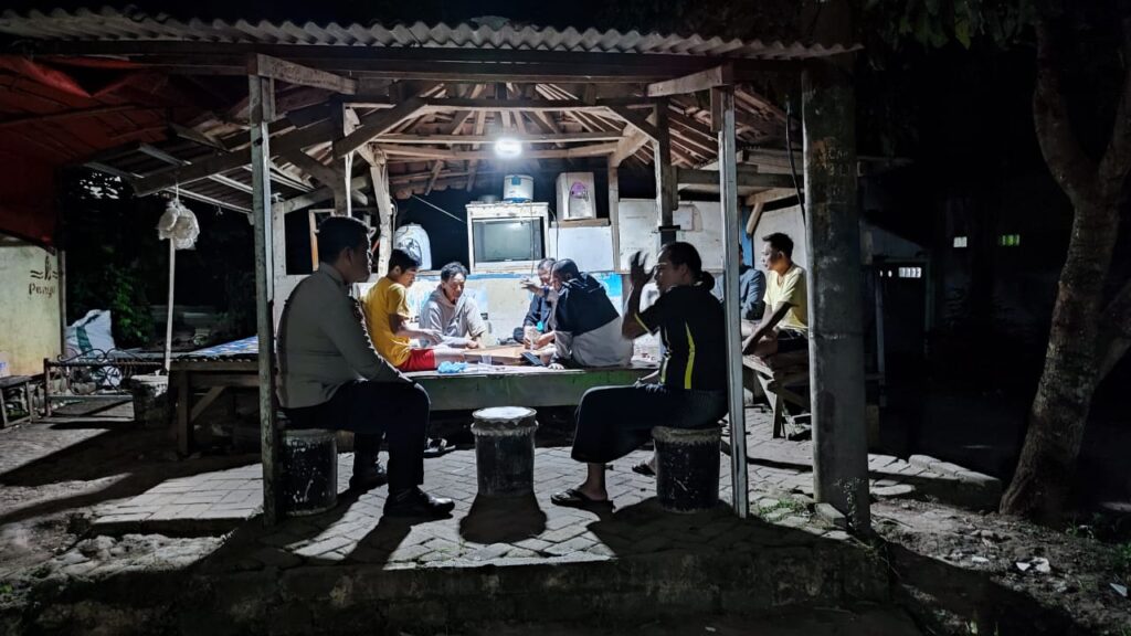 Bhabinkamtibmas Polsek Pandeglang Sambangi Ketua RW dan Ajak Warga Jaga Kamtibmas 6 WhatsApp Image 2023 12 29 at 15.01.10