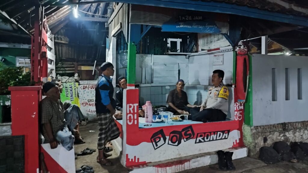 Bhabinkamtibmas Polsek Pandeglang Sambangi Ketua RW untuk Tingkatkan Kamtibmas 9 WhatsApp Image 2023 12 29 at 15.06.38
