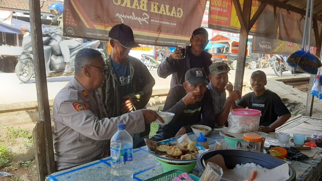 Kapolsek Bojong Gelar Giat Jumat Curhat Bersama Tukang Ojeg untuk Meningkatkan Kedekatan dengan Masyarakat 10 WhatsApp Image 2023 12 29 at 15.09.29