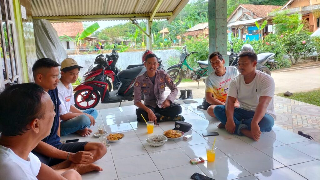 Bhabinkamtibmas Polsek Panimbang Terus Galakkan Sambang Dialogis di Desa Cimanis untuk Ciptakan Kamtibmas yang Aman dan Teratur 4 WhatsApp Image 2023 12 30 at 00.15.14