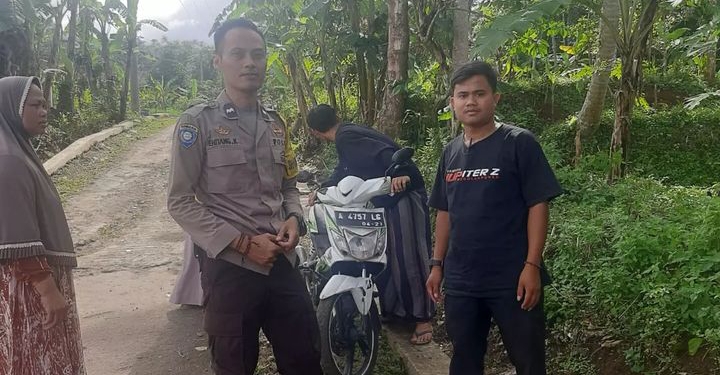 Bhabinkamtibmas Polsek Cadasari Terus Mendorong Pemilu Damai dan Keamanan Bersama Menjelang Tahun 2024 3 WhatsApp Image 2023 12 30 at 14.29.11