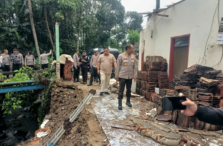 Kapolres Pandeglang Salurkan Bantuan Sembako dan Perlengkapan Tidur Korban Bencana Alam di Kadu Walang 9 IMG 20240423 190159