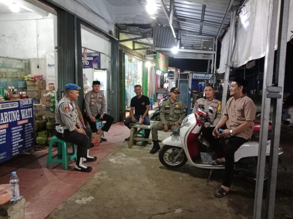 Polsek Cikedal Gelar Patroli Malam untuk Mencegah Gangguan Kamtibmas 9 WhatsApp Image 2024 04 02 at 9.04.48 PM