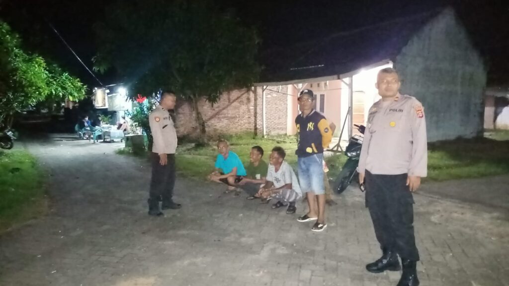 Polsek Pagelaran Tingkatkan Patroli Malam untuk Ciptakan Situasi Kamtibmas yang Aman 6 WhatsApp Image 2024 04 03 at 03.54.28