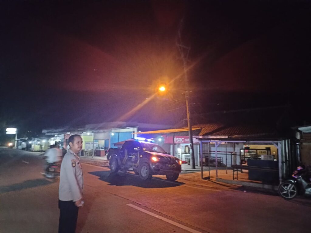 Polsek Bojong Polres Pandeglang Memperkuat Patroli Malam untuk Ciptakan Kamtibmas yang Aman 7 WhatsApp Image 2024 04 03 at 08.50.29