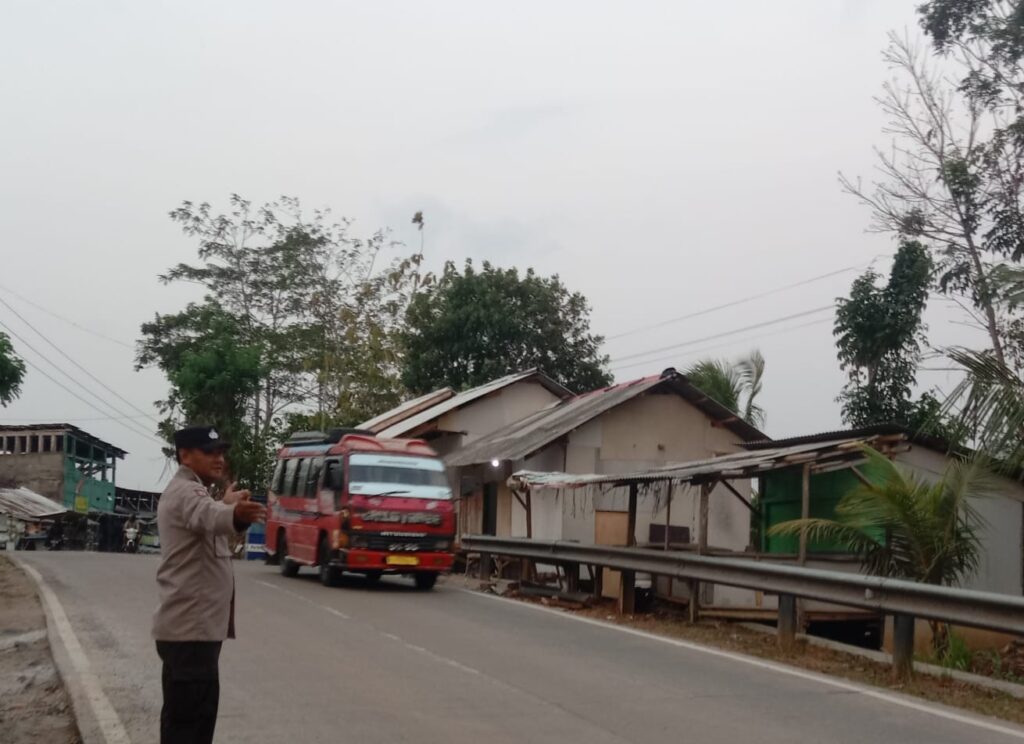 Polsek Munjul Laksanakan Kegiatan Pengaturan Lalu Lintas untuk Menjaga Keamanan dan Keteratiban Pengendara Jalan 3 WhatsApp Image 2024 04 08 at 03.22.40